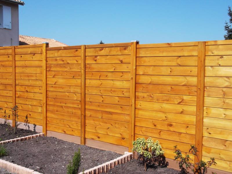 Pose d'une clôture en claustra bois en bordure de massifs à Cestas près de Bordeaux