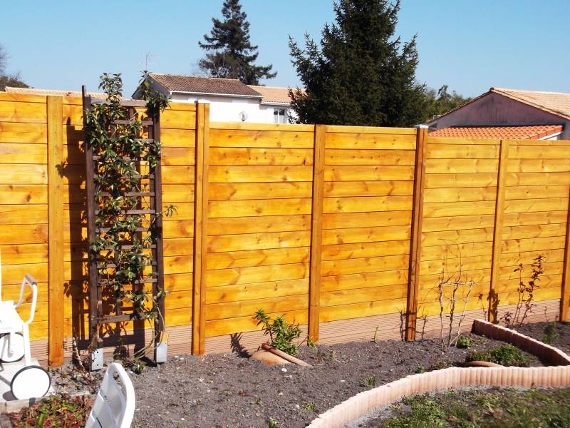 Pose d'une clôture en claustra bois en bordure de massifs à Cestas près de Bordeaux