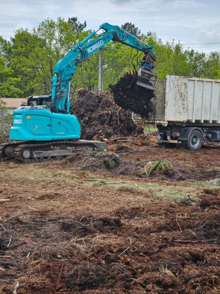 Nettoyage d'un terrain boisé  de 3ha  sur la commune de Pian Médoc prés de Bordeaux : pour construction neuve
