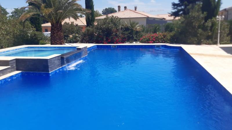 Aménagement de massifs en bordures de piscine à Martillac au sud de Bordeaux