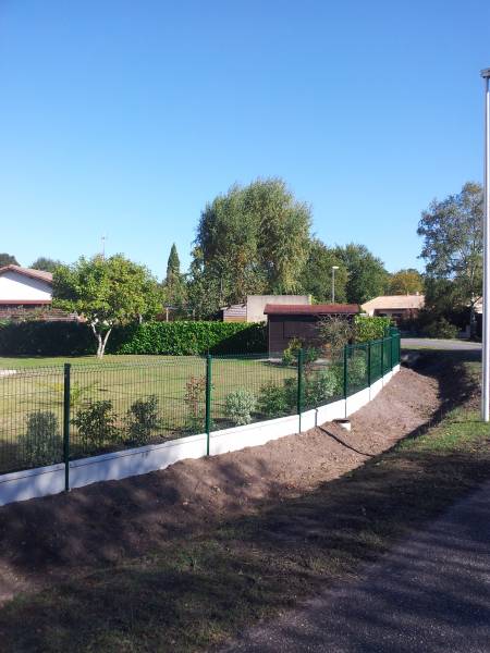 Création d'une clôture doublée d'une haie arbustive à Léognan près de Bordeaux