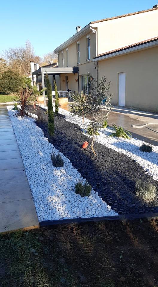Création d'un massif de jardin à Villenave de Rions proche de Langoiran