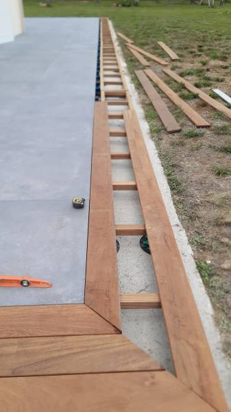 Création d'une terrasse en carrelage et bois exotique à Cestas proche de Bordeaux