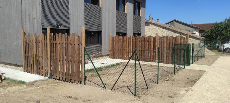 Aménagement des abords d'une église et d'un séchoir près de Langon