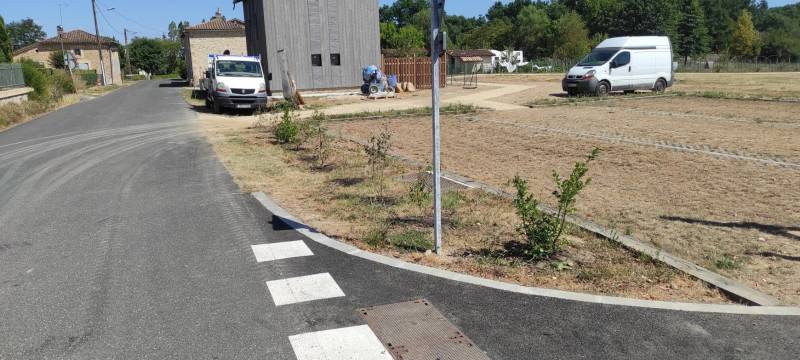 Aménagement des abords d'une église et d'un séchoir près de Langon