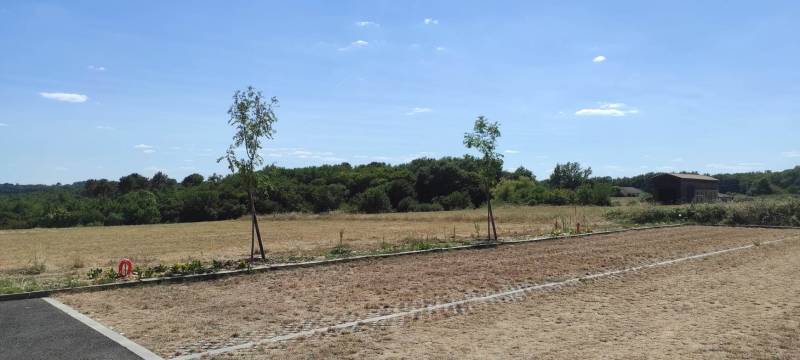 Aménagement des abords d'une église et d'un séchoir près de Langon