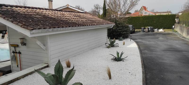 Travaux de plantation et création de massif pour les abords d'une maison à Fargues Saint Hilaire