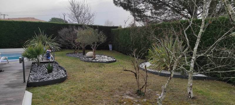 Travaux de plantation et création de massif pour les abords d'une maison à Fargues Saint Hilaire