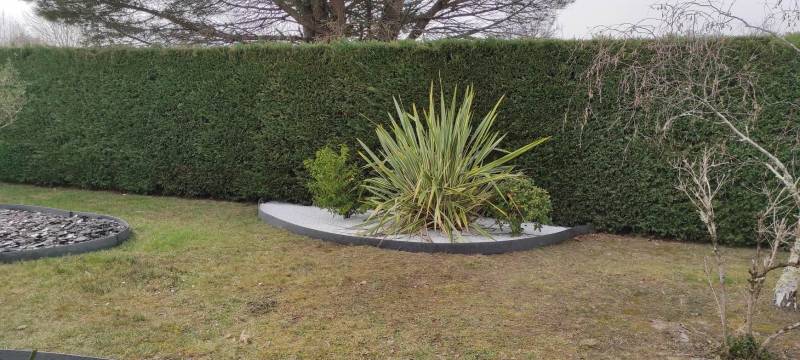 Travaux de plantation et création de massif pour les abords d'une maison à Fargues Saint Hilaire