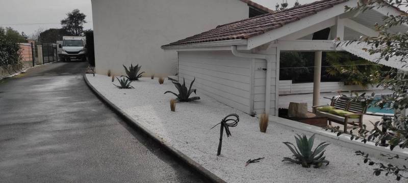Travaux de plantation et création de massif pour les abords d'une maison à Fargues Saint Hilaire