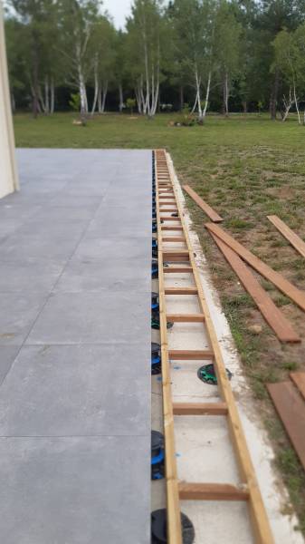 Création d'une terrasse en carrelage et bois exotique à Cestas proche de Bordeaux