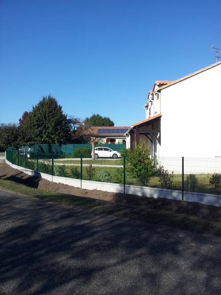 Création d'une clôture doublée d'une haie arbustive à Léognan près de Bordeaux