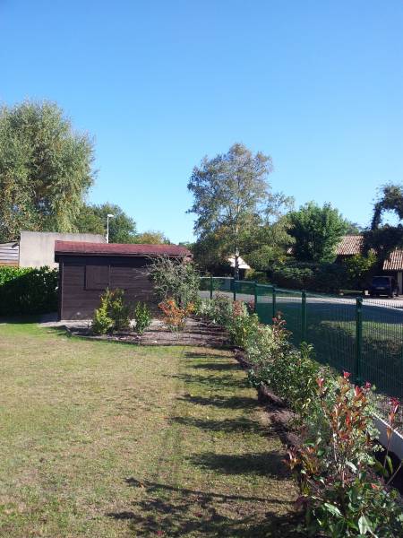 Création d'une clôture doublée d'une haie arbustive à Léognan près de Bordeaux