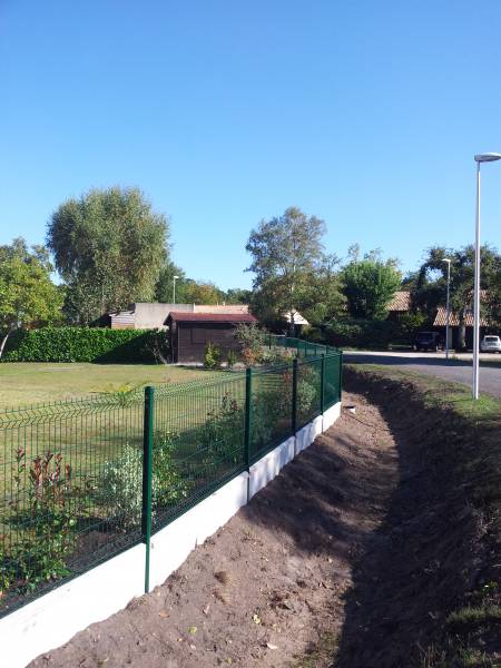 Création d'une clôture doublée d'une haie arbustive à Léognan près de Bordeaux