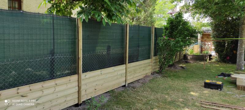 Pose d'une clôture en bois à lame empilable sur Léognan proche de Bordeaux