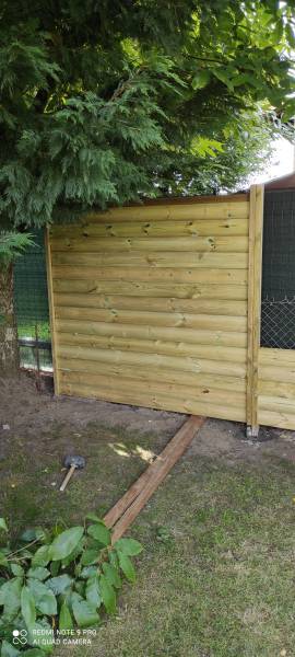 Pose d'une clôture en bois à lame empilable sur Léognan proche de Bordeaux