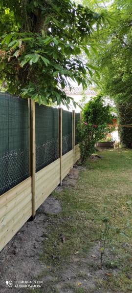 Pose d'une clôture en bois à lame empilable sur Léognan proche de Bordeaux