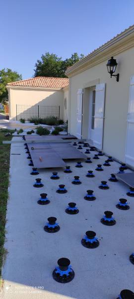 Conception d'un terrasse en grand carreau sur plot à Cestas