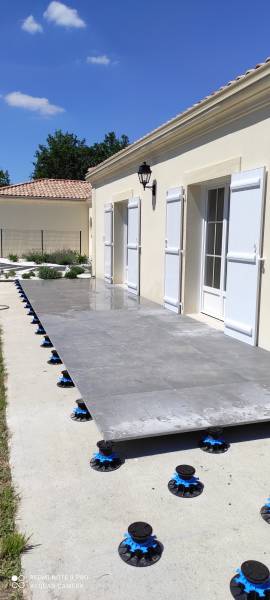 Pose sur plot d'une terrasse en dalle proche de Bordeaux