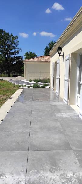 Création d'une terrasse en carrelage et bois exotique à Cestas proche de Bordeaux