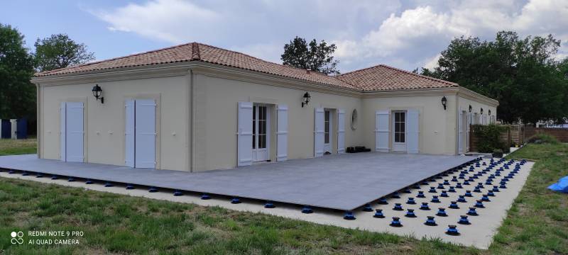 Création d'une terrasse en carrelage et bois exotique à Cestas proche de Bordeaux