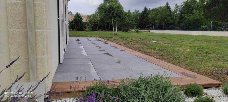 Création d'une terrasse en carrelage et bois exotique à Cestas proche de Bordeaux