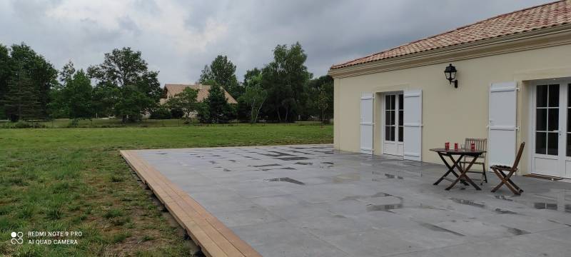 Création d'une terrasse en carrelage et bois exotique à Cestas proche de Bordeaux